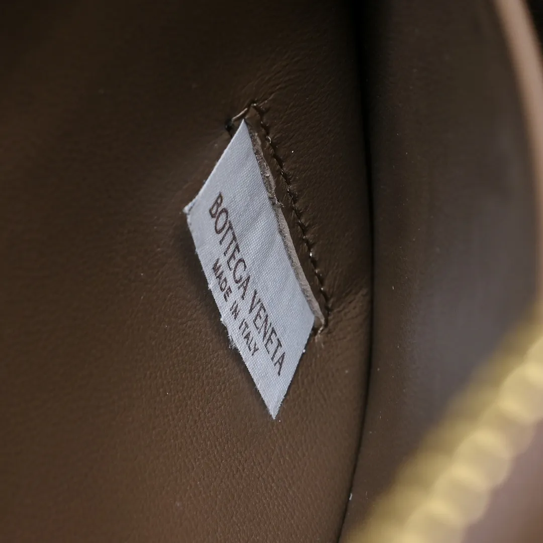 Batch 1260 B's new model is coming🔥Classic woven logo✅ The bag body is made of selected original sheepskin. The texture is soft and waxy. The simple square bag body is classic and versatile. The internal design is very practical. It has a large space and has an adjustable iconic leather drawstring. It can be said to be both elegant and practical. The design is very simple and elegant, with a kind of literary and retro style. Size 22x15x8, model: 6684#